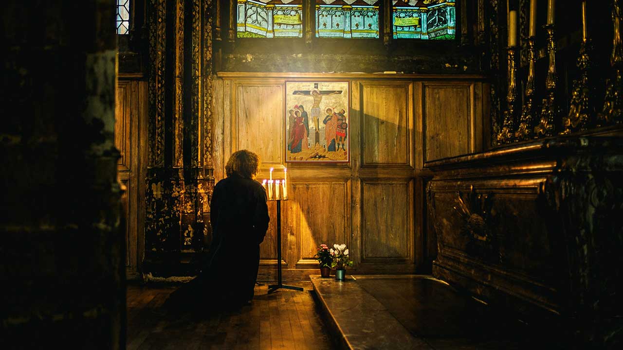 Можно ли молиться сидя: положение во время молитвы, жесты, поведение молящегося и соблюдение молитвенных правил